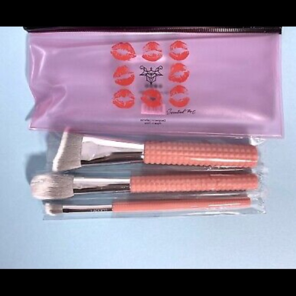 3 piece pink LaRuce makeup brush set